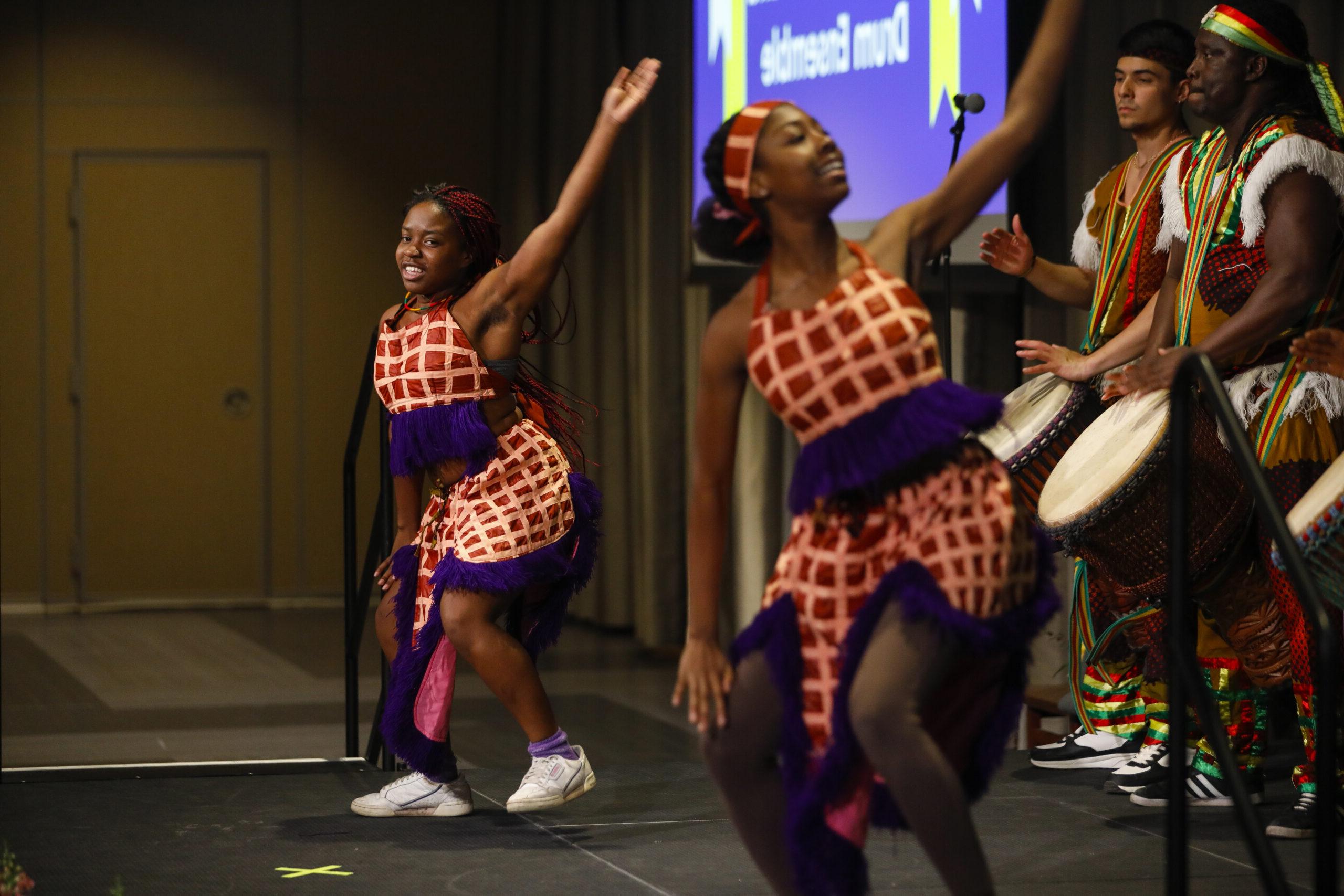 Sansifanyi West African Dance and Drum Ensemble performs at the 2024年1月25日，在费尔德曼舞厅举行的2024年总统多元化奖颁奖典礼. // Matt Wittmeyer为澳门威尼斯人网上赌场拍摄